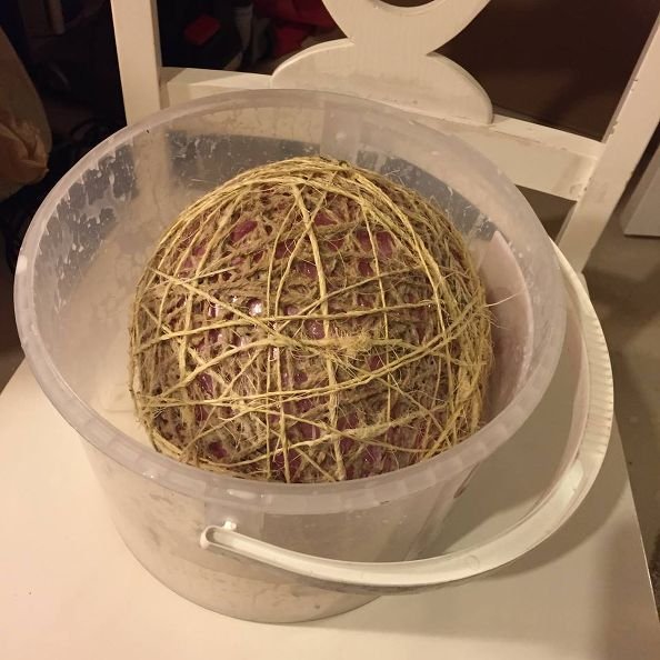 twine-spheres-diy-tutorial-christmas-decorations-crafts-how-to (3)