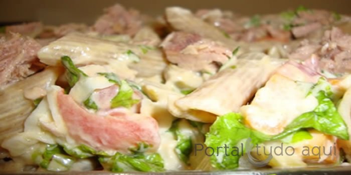 Salada de macarrão com atum.