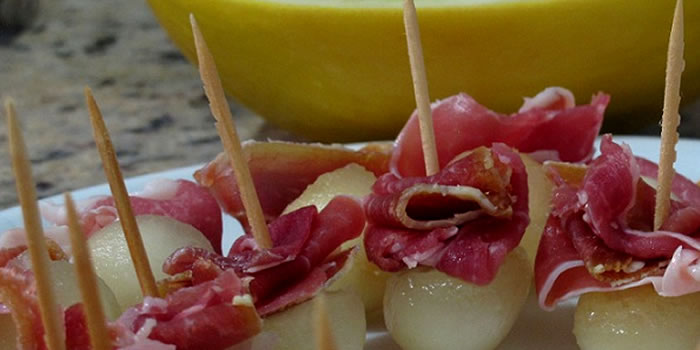 Espetinho de presunto de parma com melão
