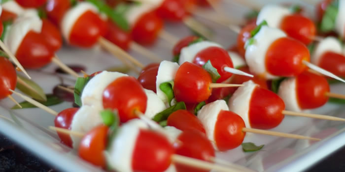Espetinho de tomate, manjericão e mussarela