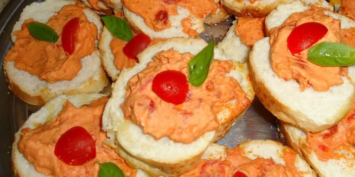 Patê de queijo feta, azeitona e tomate seco