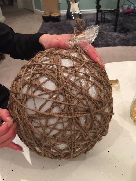 twine-spheres-diy-tutorial-christmas-decorations-crafts-how-to (2)
