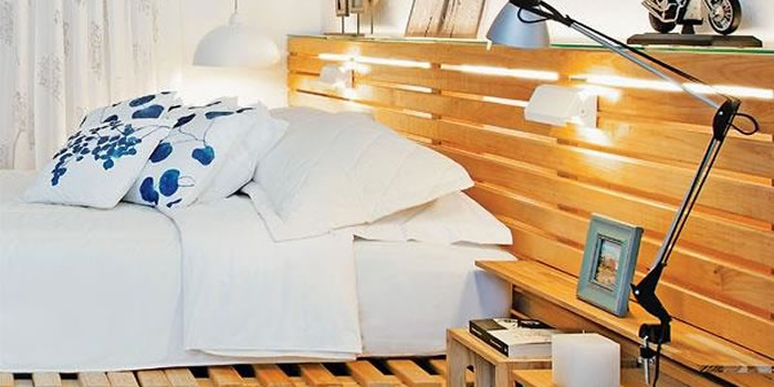 cabeceira de cama usando pallets