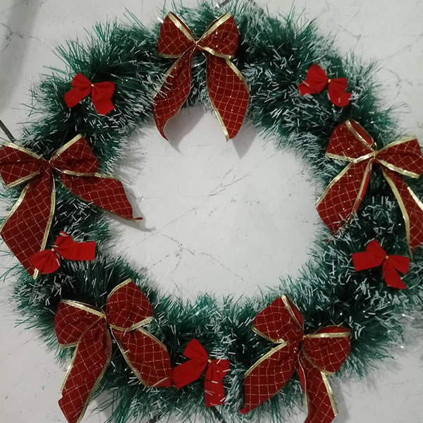 Guirlanda simples com festão nevado.