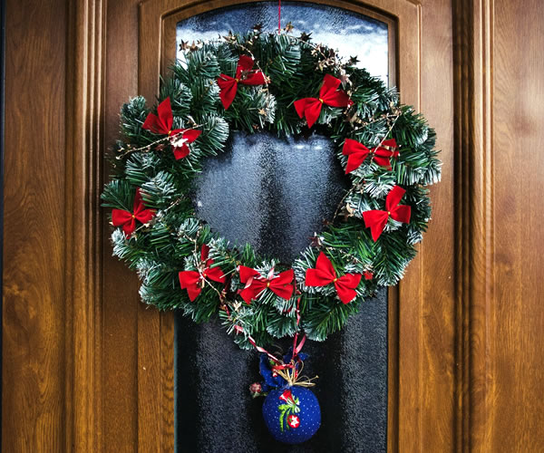 Guirlanda simples com lacinhos vermelhos.