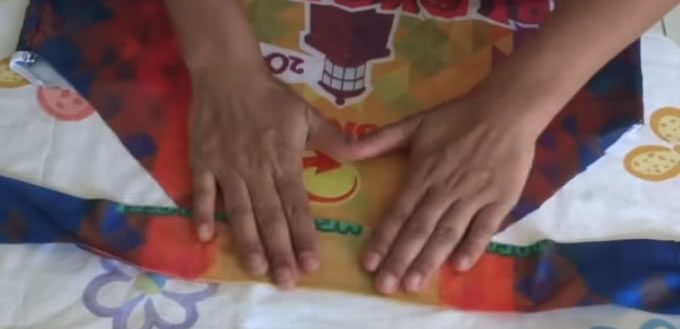 Colando a gola do abadá.