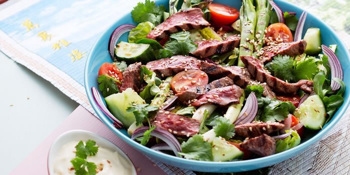 Salada asiática com carne.