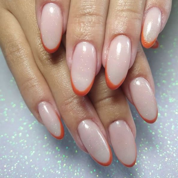 Unhas decoradas Contour nails com brilho.