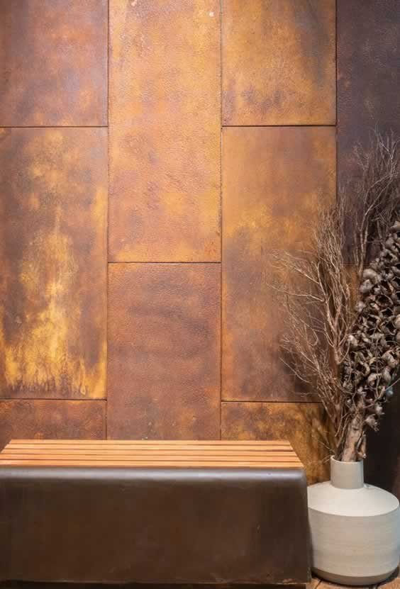 Cerâmica com textura em aço corten.