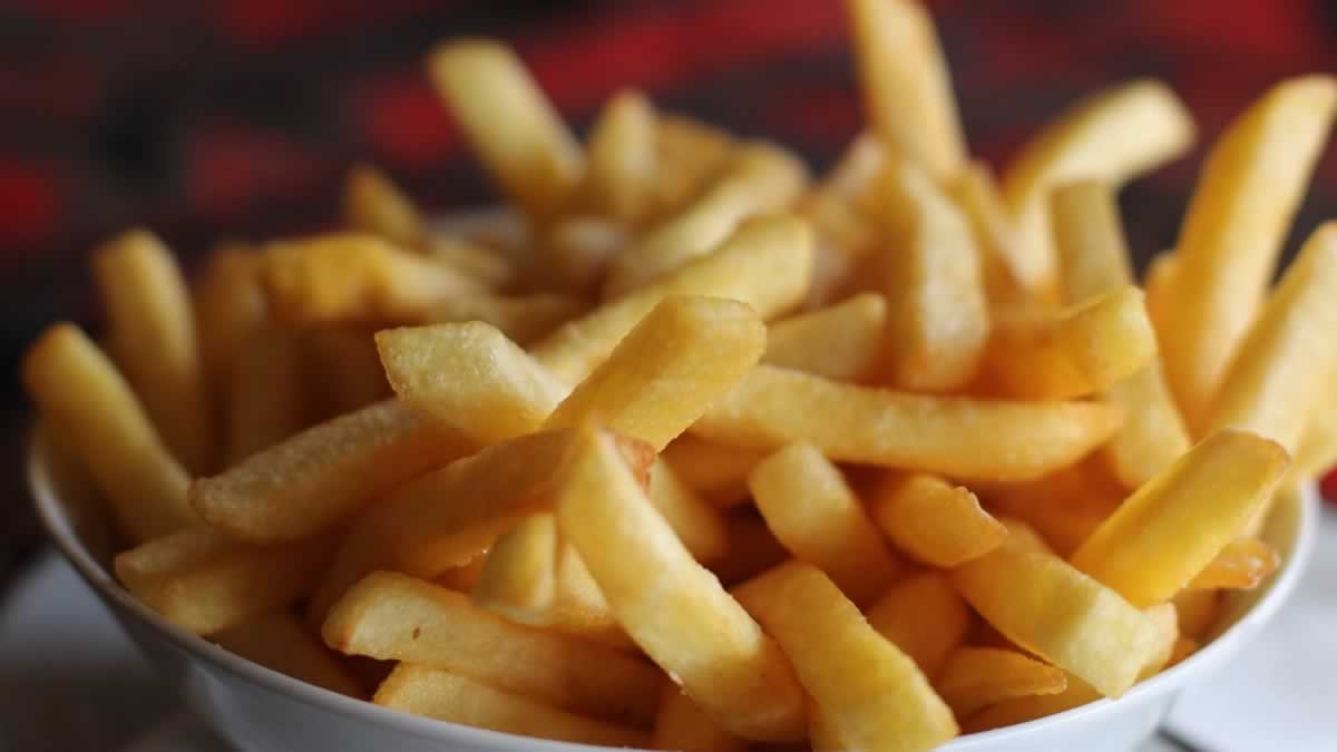 Como fazer batata frita sequinha em casa: 3 receitas infalíveis